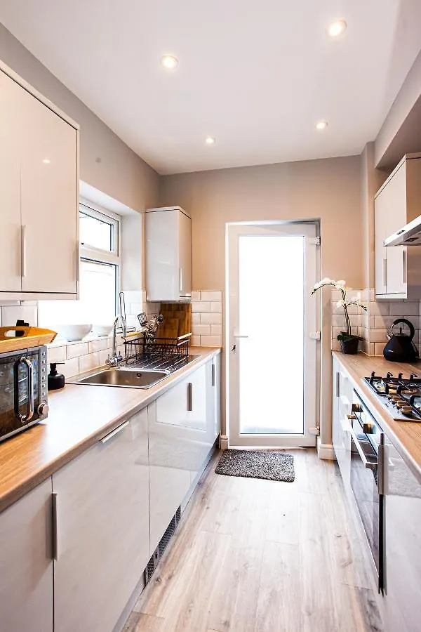 Contractor House, Sleeps 7, Close To Restaurant'S & Bars, Long Stays Available, Oveyo Accommodation Middlesbrough 0*,  Reino Unido
